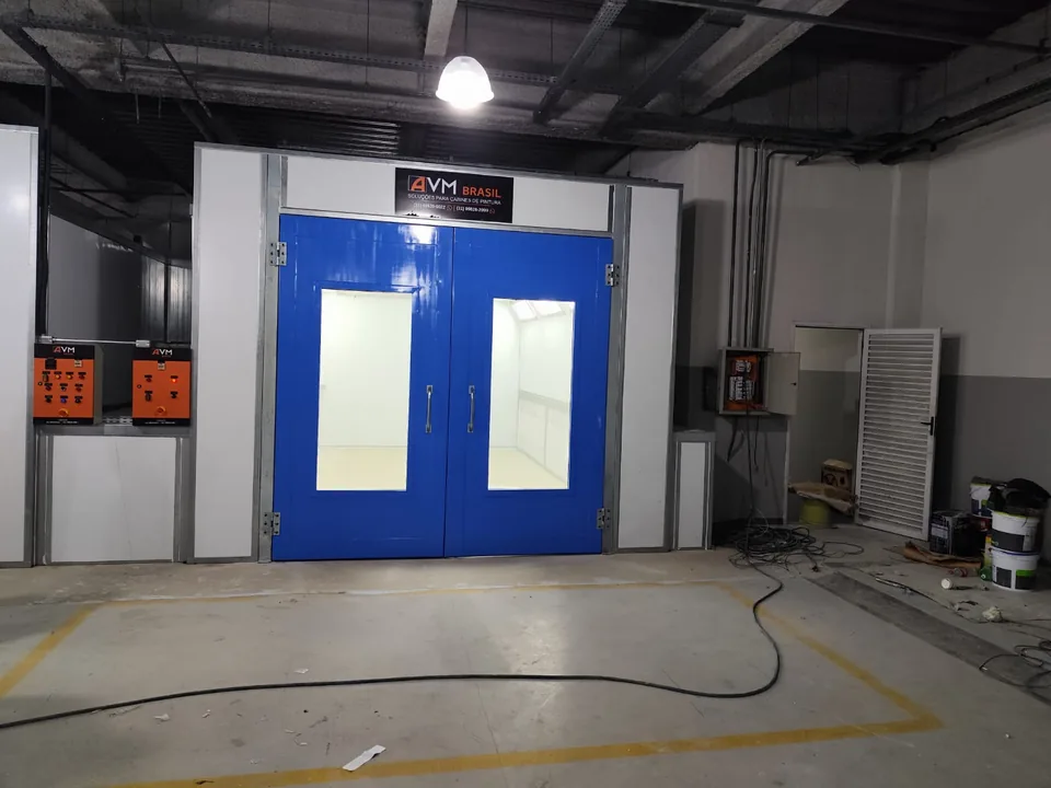 Cabine de pintura fechada com painel de comando