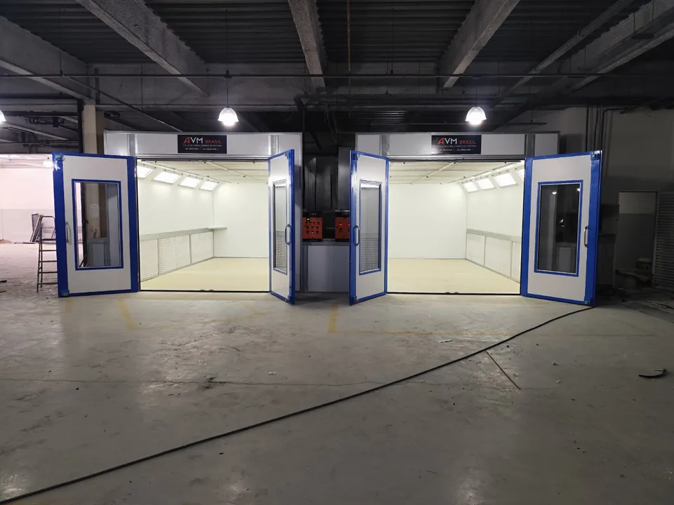 Interior da cabine com iluminação lateral e de teto