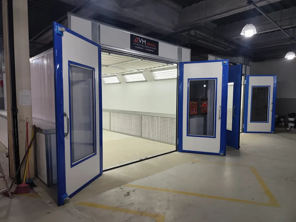 Cabine de pintura com portas abertas e interior iluminado