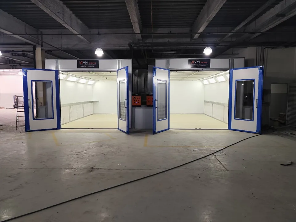 Cabine de pintura aberta — vista do interior