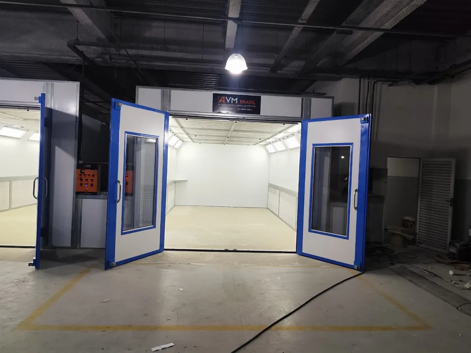 Cabine de pintura com as duas portas abertas