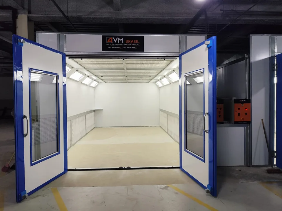 Cabine de pintura — portas abertas em ângulo