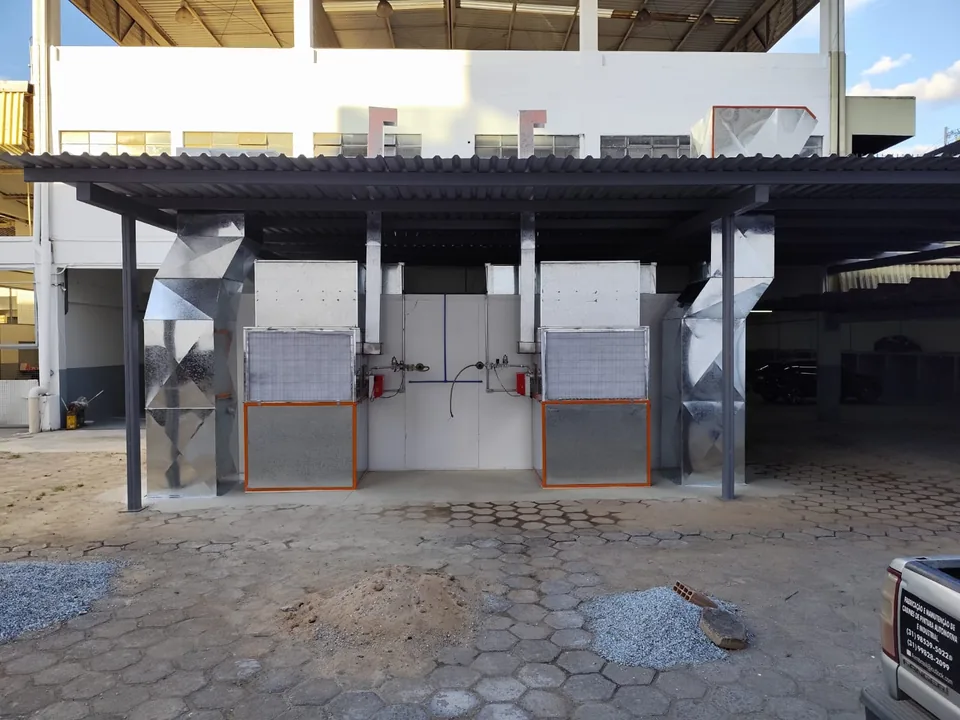 Cabine com dutos de exaustão em inox