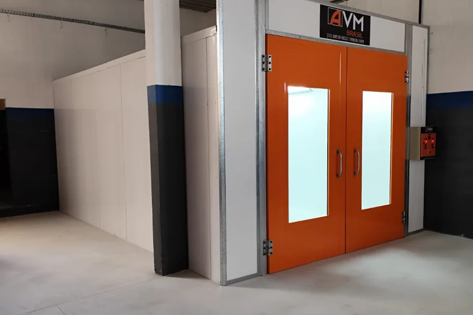 Cabine de pintura com portas abertas