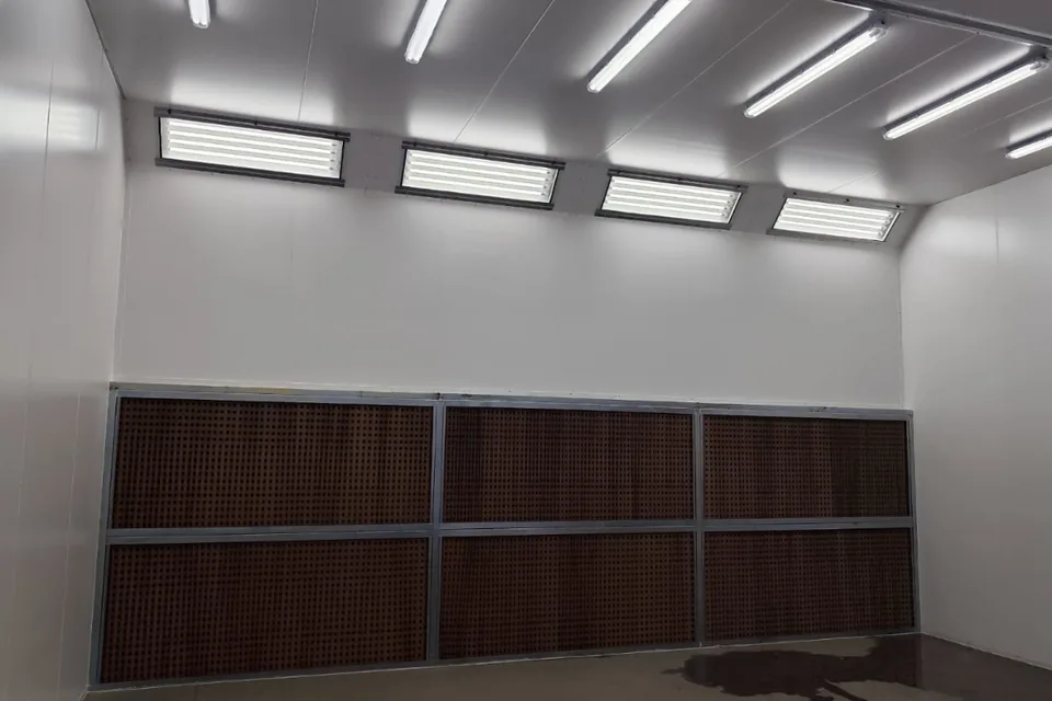 Interior da cabine — iluminação e plenum de exaustão