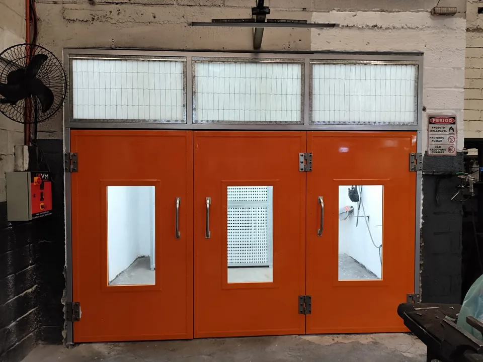 Cabine de pintura fechada — vista frontal