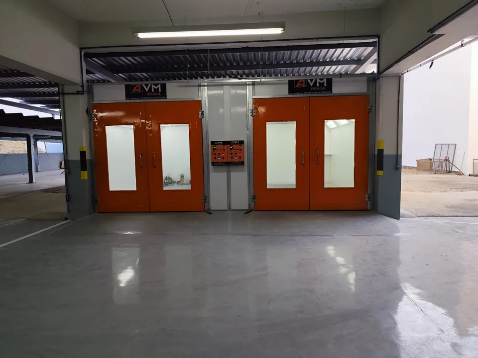 Cabine de pintura fechada com iluminação interna