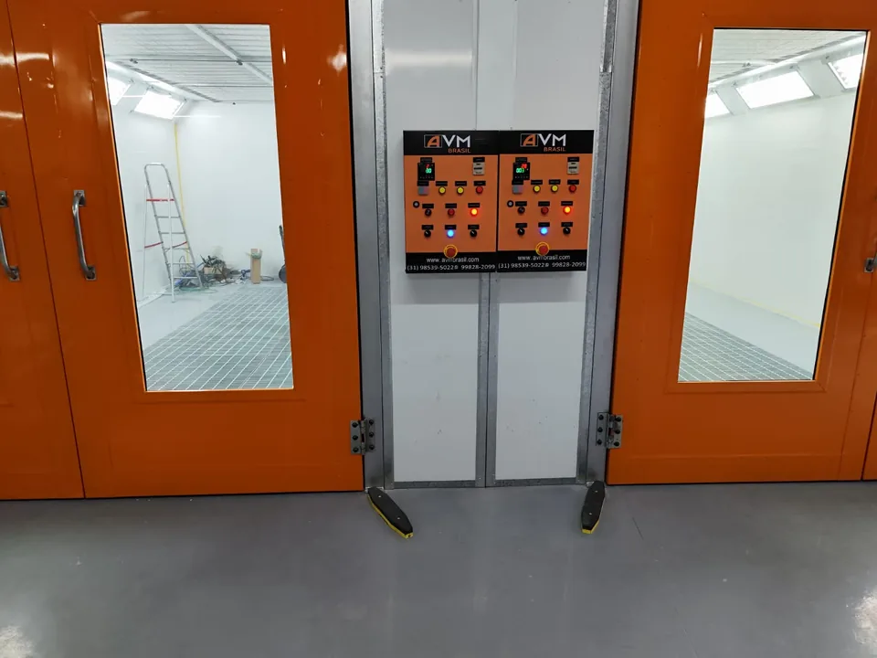 Painel de comando entre as portas da cabine
