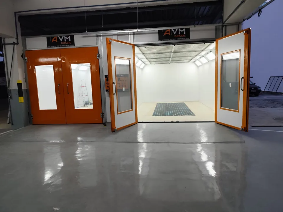 Cabine de pintura aberta — vista frontal ampla