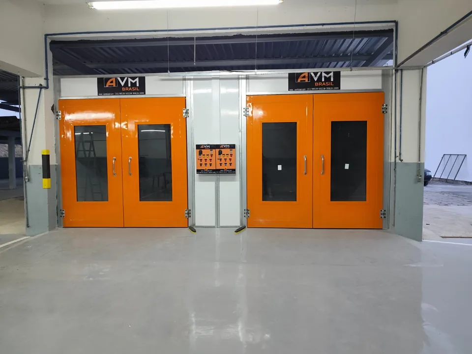 Cabine de pintura de grande porte com quatro portas