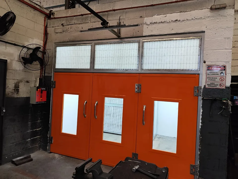 Cabine de pintura com três portas de acesso