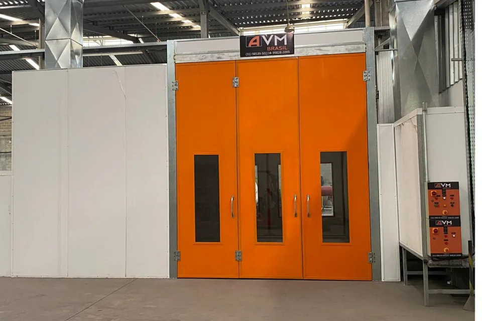 Cabine de pintura fechada com painel de comando