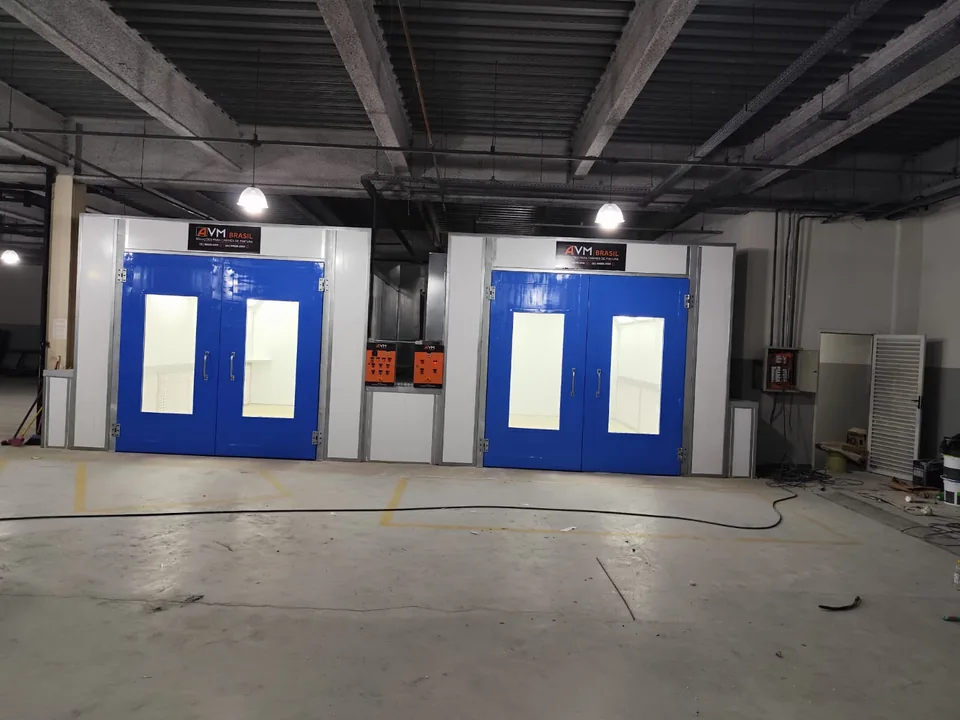 Cabines de pintura instaladas em galpão industrial