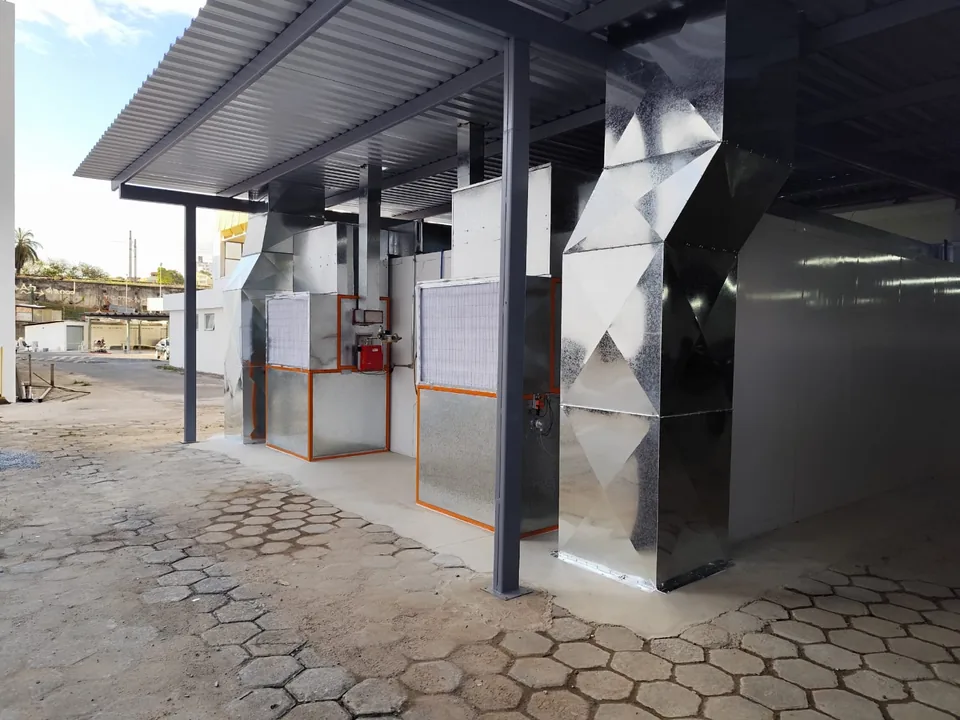 Dutos de exaustão em aço inox instalados na cabine
