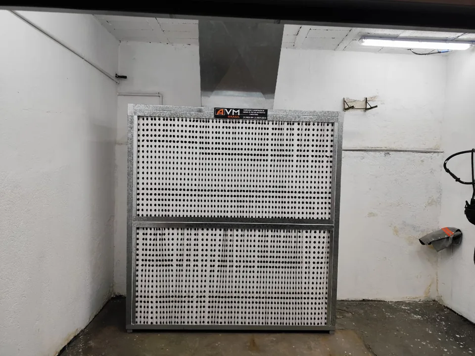 Gabinete de exaustão metálico instalado