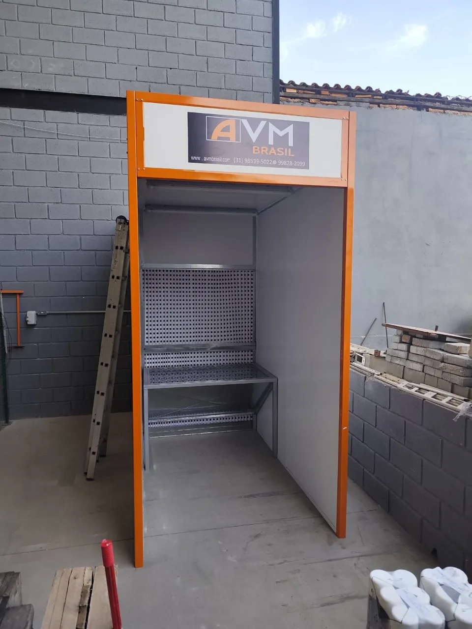 Gabinete de exaustão compacto instalado