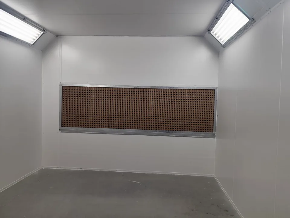 Interior da cabine com teto iluminado