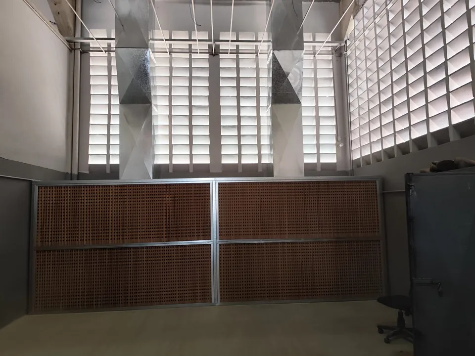 Interior com plenum de teto e parede filtrante