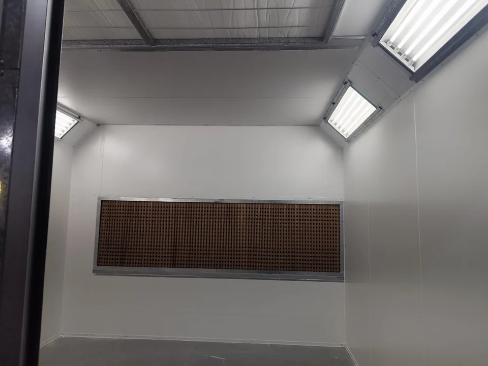 Interior da cabine com parede filtrante e iluminação
