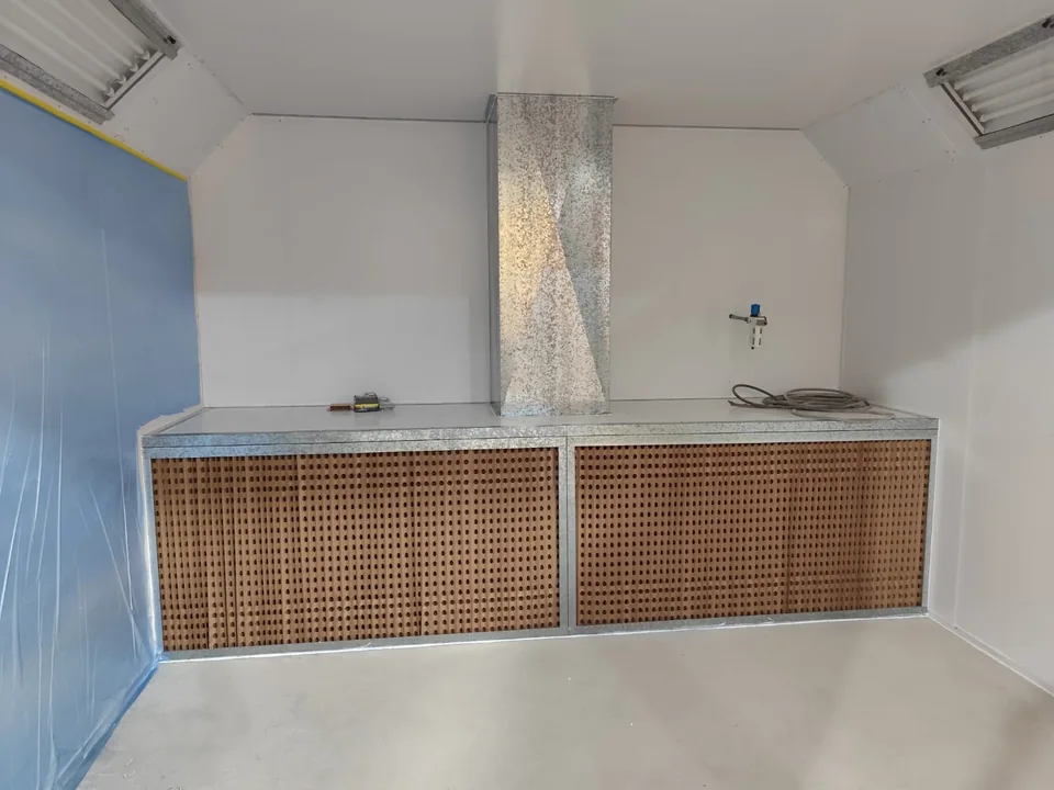 Interior com parede filtrante e duto de exaustão