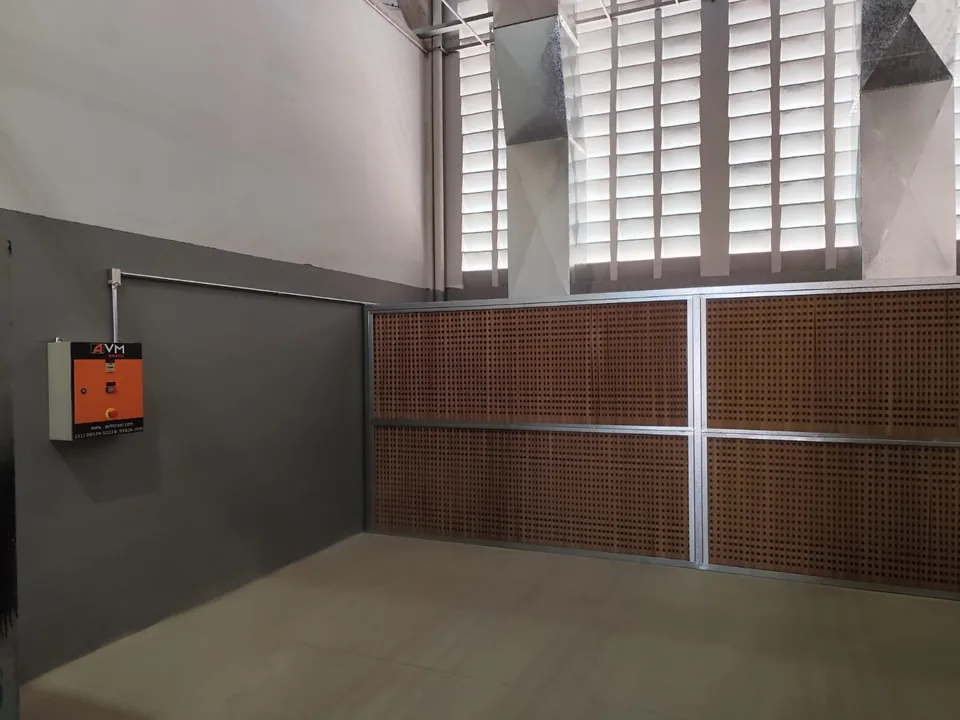 Interior da cabine com parede filtrante e painel