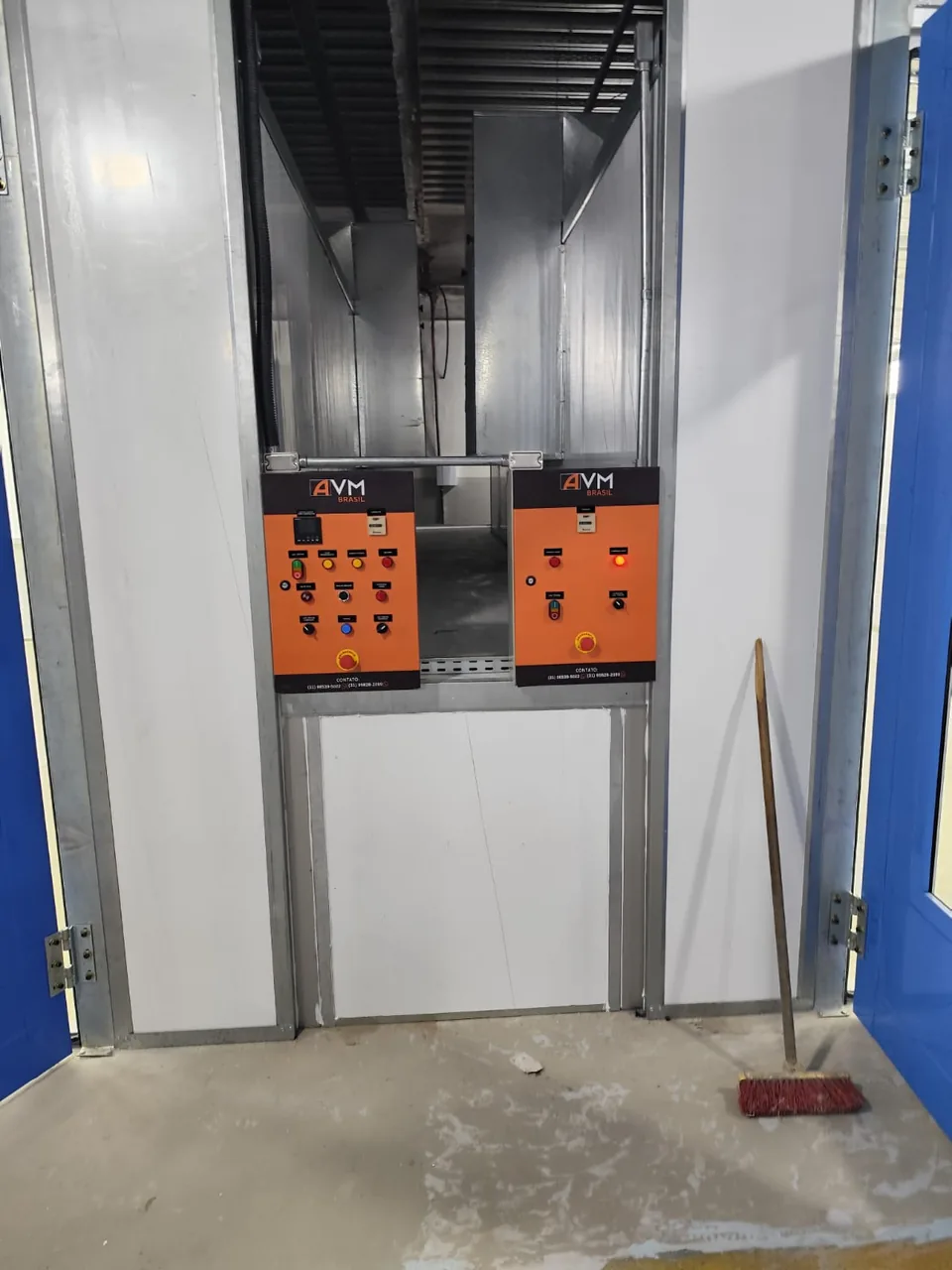 Painéis de comando instalados na entrada da cabine