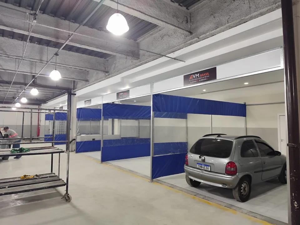 Área de preparação com veículo posicionado